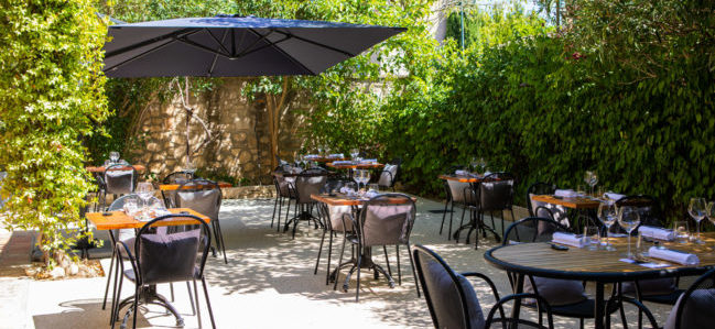 terrasse_outside_restaurant_bec_paradou_alpilles