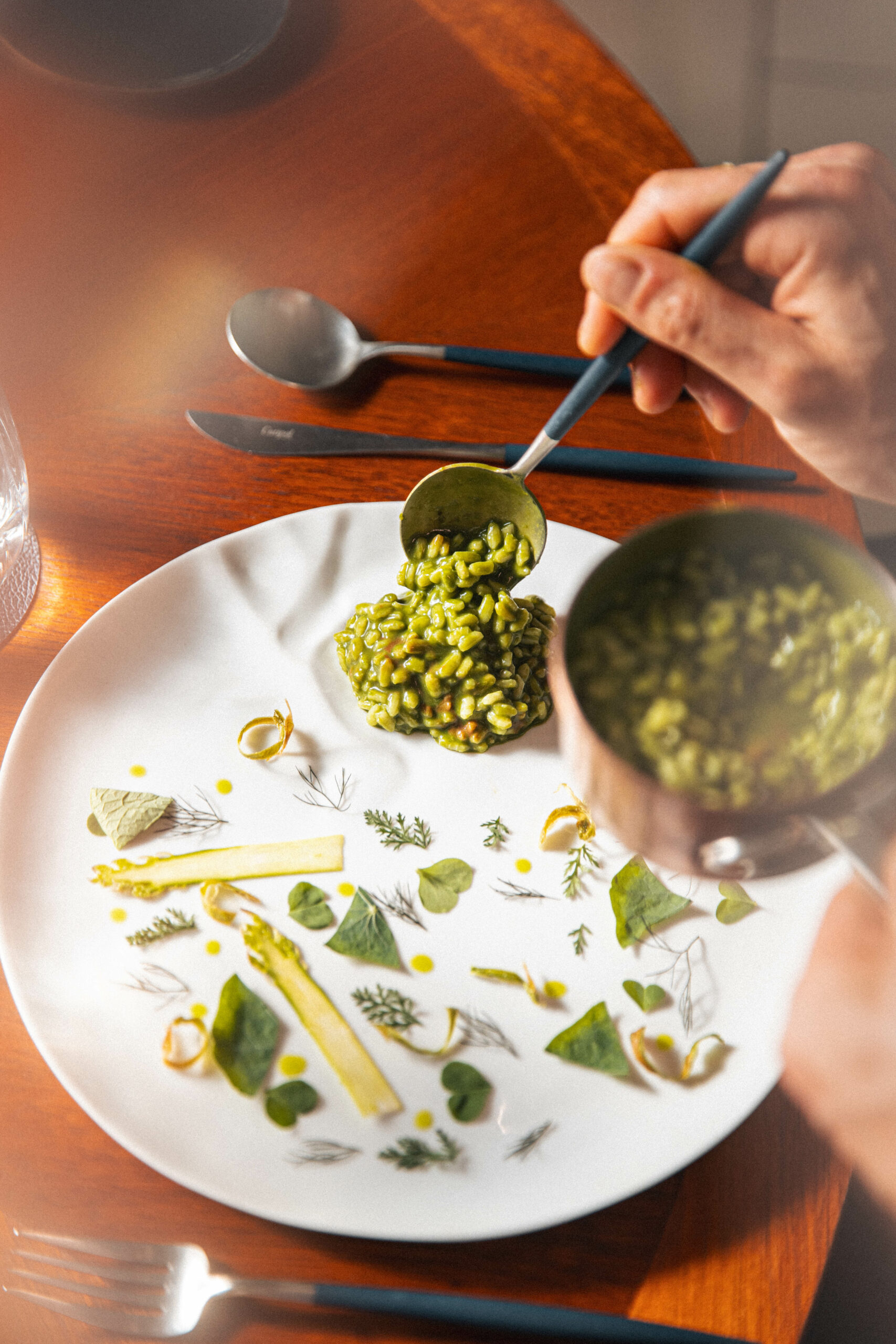 Risotto_cresson_asperge_ail_noir_bec_restaurant_paradou